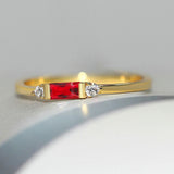 Anello e scintillante con pietra rossa centrale | Oro