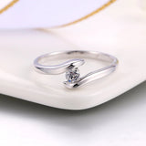 Anello con barra curvata e diamante scintillante al centro | Oro bianco