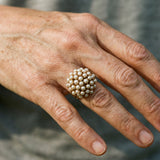Anello con ornamenti in perle | Oro
