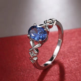 Anello retrò con cristallo blu | Oro bianco