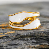 Anello aperto con motivo a spirale smaltato | Oro bianco