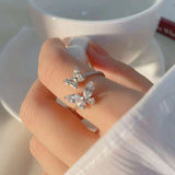 Anello regolabile con una farfalla splendente | Oro bianco