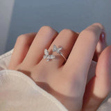 Anello regolabile con una farfalla splendente | Oro bianco