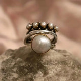 Anello rétro con corona e perle | Oro bianco