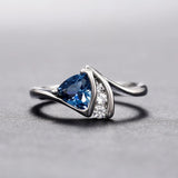 Anello retrò con pietra blu triangolare | Oro bianco