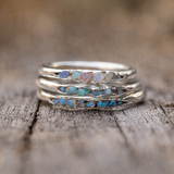 Anello retrò con pietre blu a strati | Oro bianco