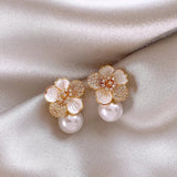 Orecchini con camelia bianca sospesa e margherita | Oro
