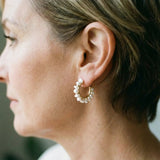 Orecchini retro con perla bianca | Oro
