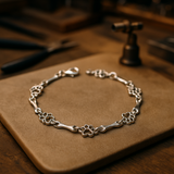 Bracciale con zampe di cane sospese e Osso Grezzo, Edizione limitata | Oro bianco