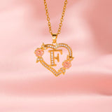 Collana iniziale con charm floreale | Oro