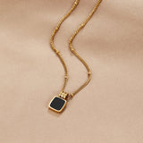 Collana con pendente Lucia in nero | Oro