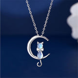 Collana con pendente a forma di luna crescente e un gatto in pietra di luna | Oro