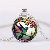 Collana con pendente in metallo a forma di rondine con cupola in vetro | Oro