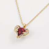 Collana a cuore in rubini abbracciata da un angelo | Oro