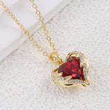 Collana a cuore in rubini abbracciata da un angelo | Oro
