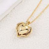 Collana a cuore in rubini abbracciata da un angelo | Oro