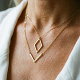 Collana elegante con pendente geometrico a forma di V | Oro