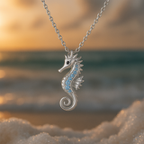 Collana con cavalluccio marino e opale | Oro bianco
