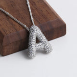 Collana con iniziale in lettere a bolle | Oro bianco