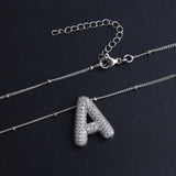 Collana con iniziale in lettere a bolle | Oro bianco