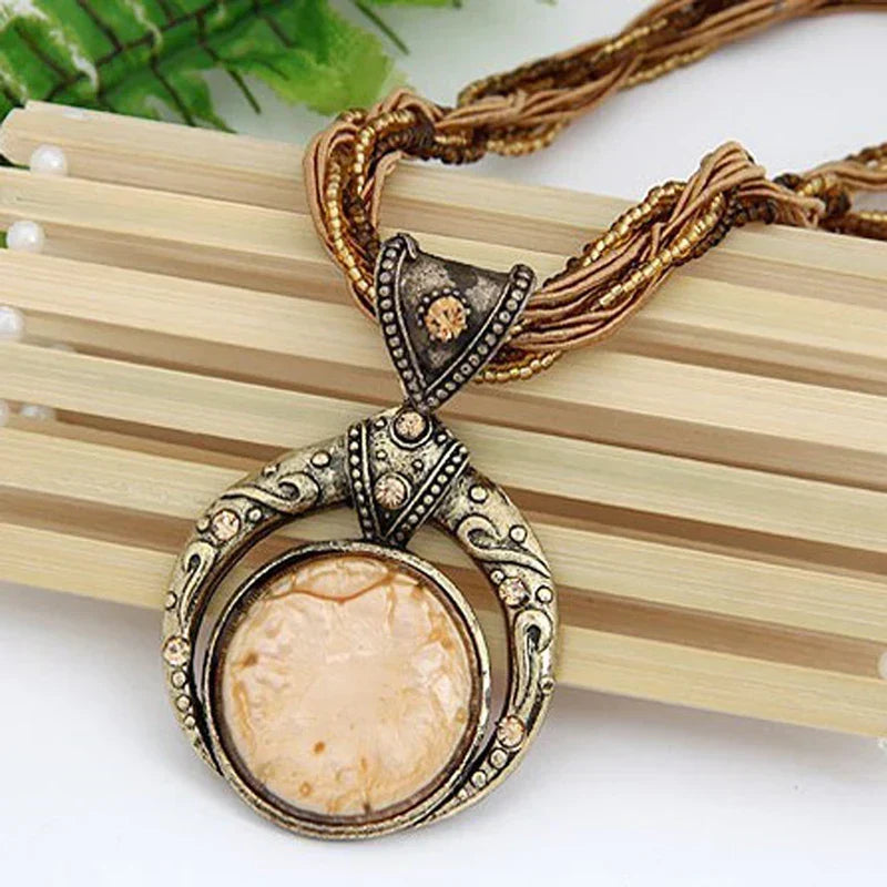 Collier rétro avec pendentif ethnologique en cristal verde | Oro