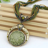 Collana rétro con pendente etnologico in cristallo verde | Oro