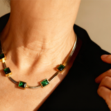 Collana rétro con brillanti verdi | Oro