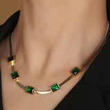 Collana rétro con brillanti verdi | Oro